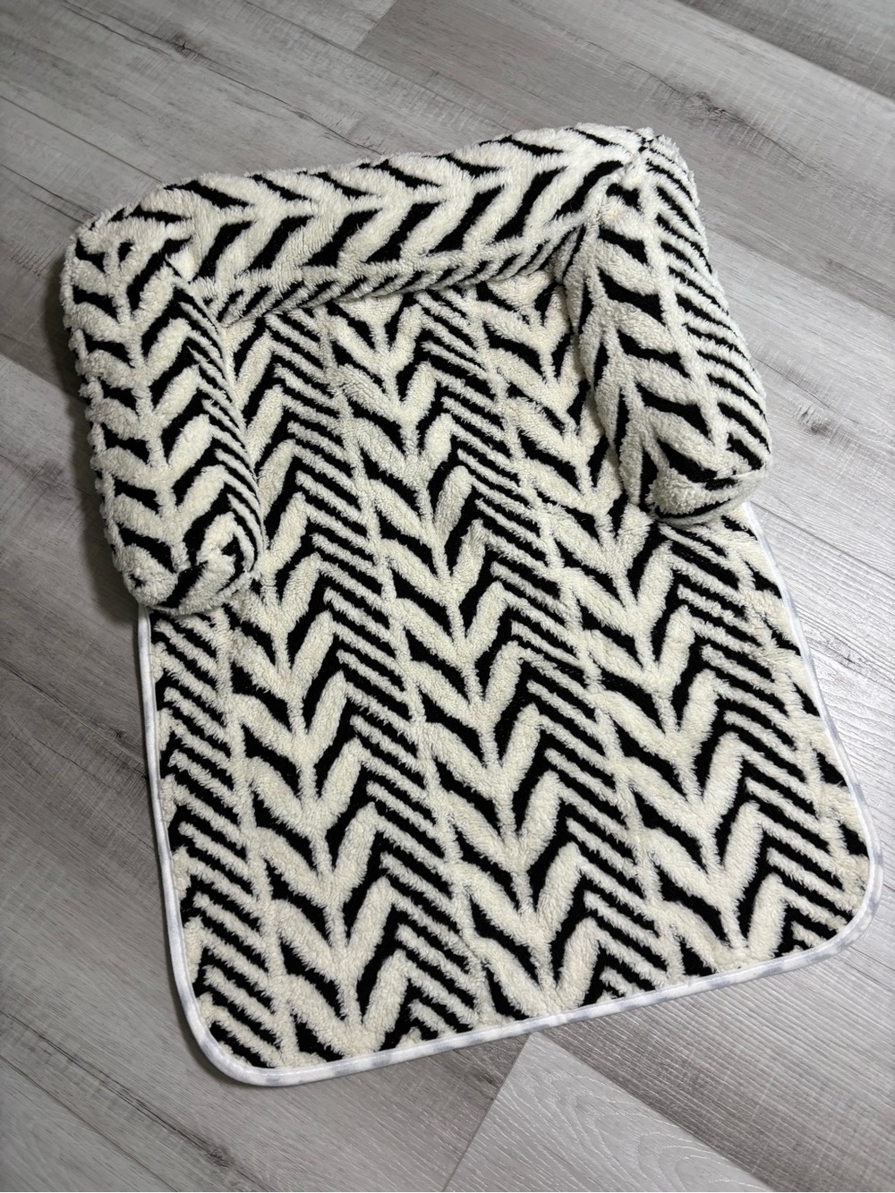 Viral Plush Sides Pet Bed Black Cream Chevron Cat Dog Lounger